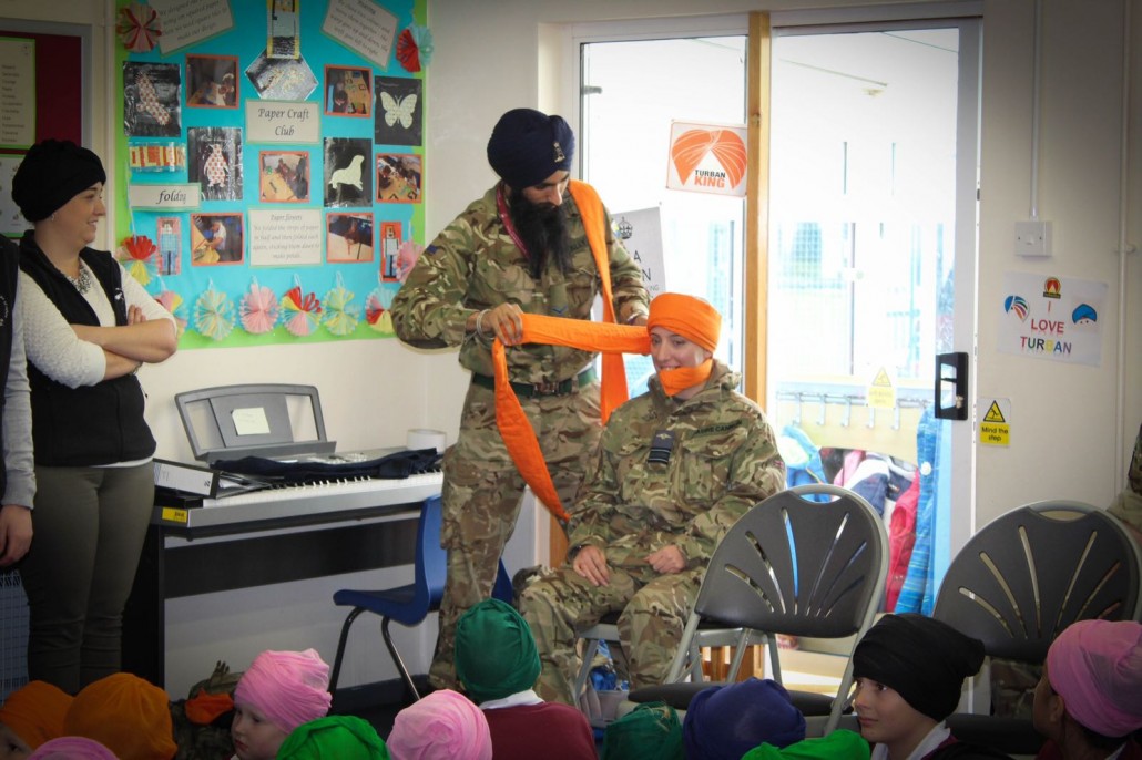 Turban Falklands - Manpreet tying on officer